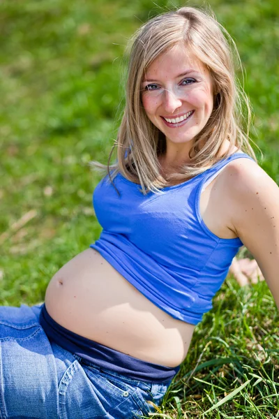 Terhes nő szabadtéri tavaszi idő — Stock Fotó
