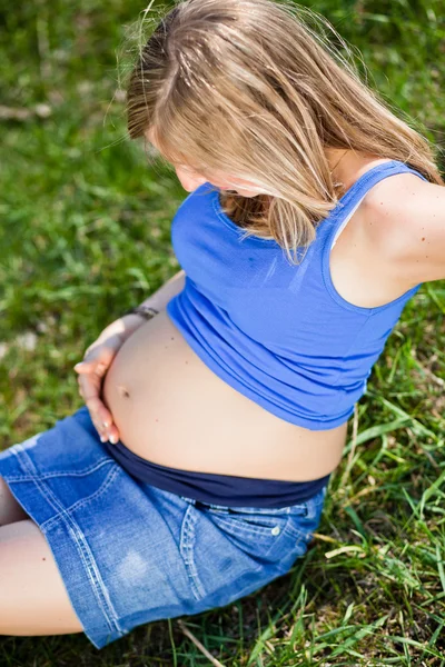 Mujer embarazada al aire libre tiempo de primavera — Foto de Stock
