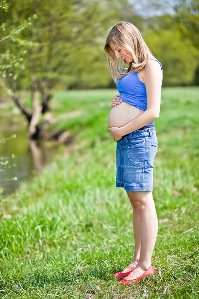 Έγκυος γυναίκα εξωτερική άνοιξη — Φωτογραφία Αρχείου