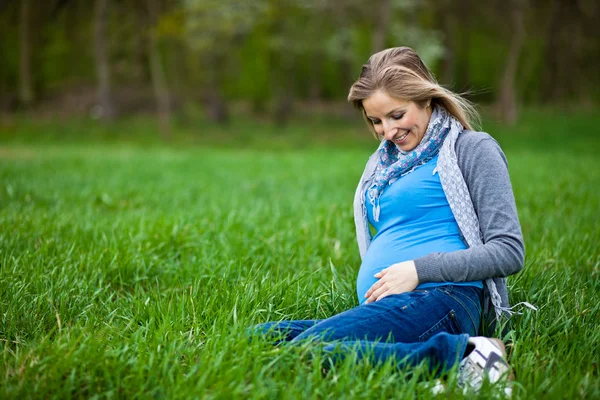 怀孕的女人户外春季时间 图库照片