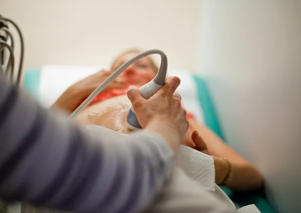 妊娠中の女性の超音波診断 — ストック写真