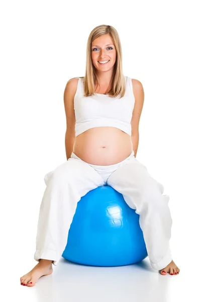 Těhotná žena cvičení s gymnastický míč — Stock fotografie