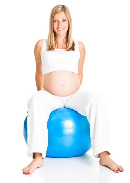 Femme enceinte excercise avec balle gymnastique — Photo
