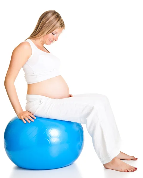 Ejercicios de mujer embarazada con pelota de gimnasia —  Fotos de Stock