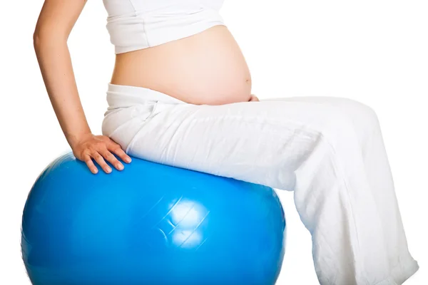 Zwangere vrouw oefeningen met gymnastiek bal — Stockfoto