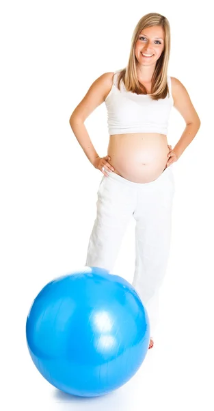 Zwangere vrouw oefeningen met gymnastiek bal — Stockfoto