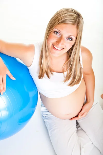 妊娠中の女性 excercises 体操ボール — ストック写真