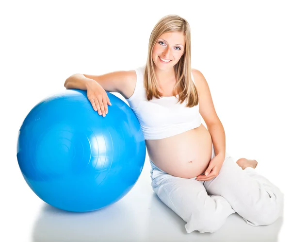 Mulher grávida excercises com bola de ginástica — Fotografia de Stock