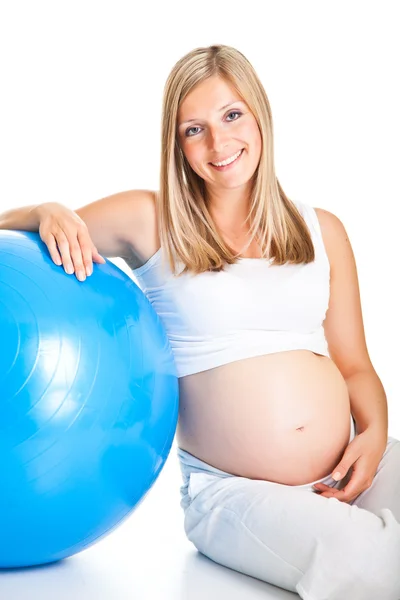 임신한 여자 excercises 체조 공 — 스톡 사진