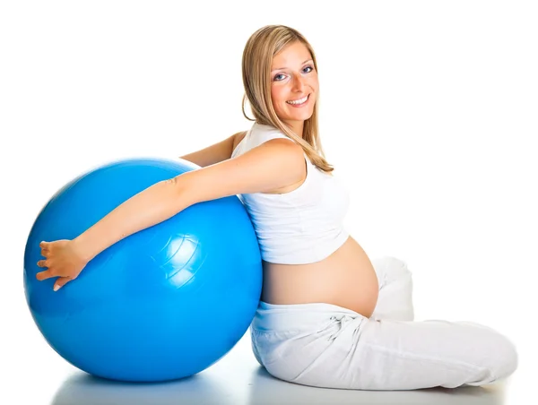 Kobieta w ciąży ćwiczenia gimnastyczne piłkę — Zdjęcie stockowe