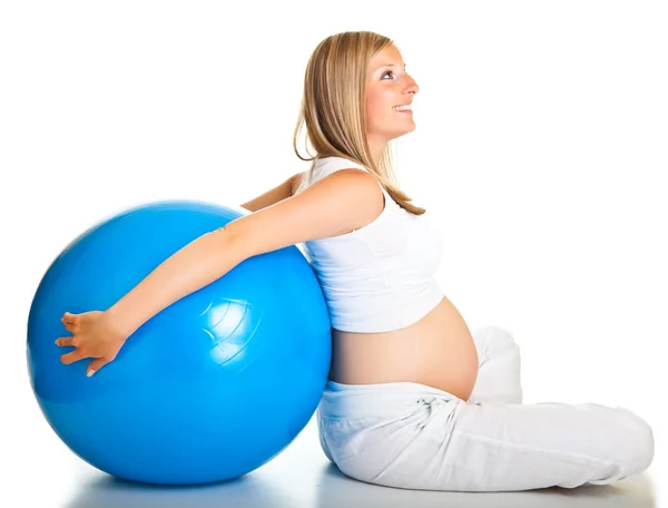 Femeie gravidă excercize cu minge de gimnastică — Fotografie, imagine de stoc
