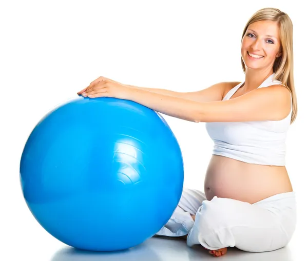 Ejercicios de mujer embarazada con pelota de gimnasia —  Fotos de Stock