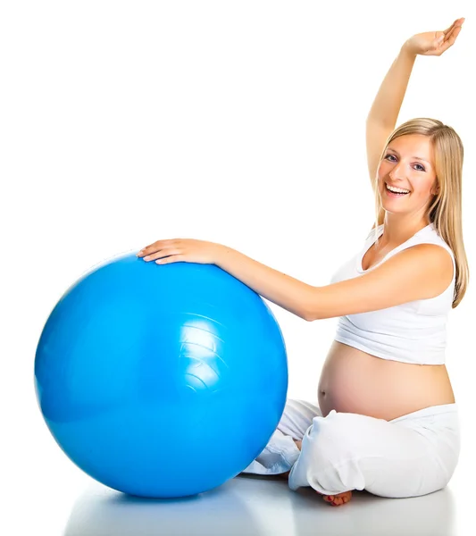 Hamile kadın excercises jimnastik topu ile — Stok fotoğraf