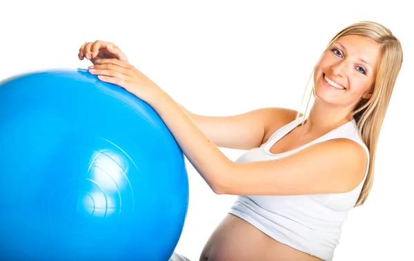 Hamile kadın excercises jimnastik topu ile — Stok fotoğraf