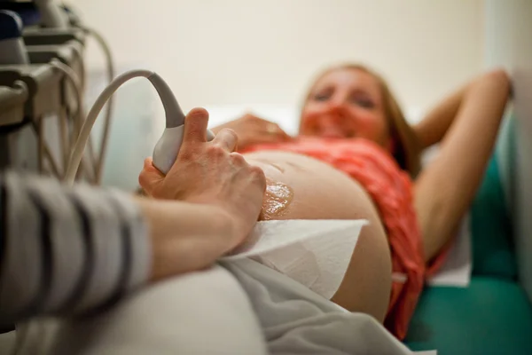 Ultraljud diagnostik av gravid kvinna Royaltyfria Stockfoton