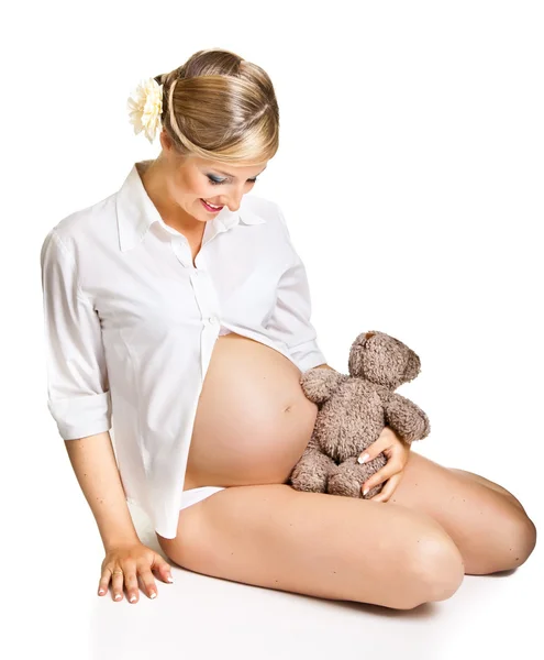 Беременная женщина изолирована на белом — стоковое фото