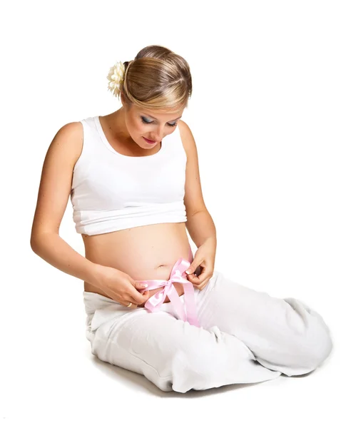 Zwangere vrouw geïsoleerd op wit — Stockfoto