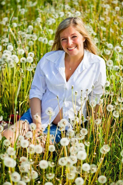 Mulher branca no campo de primavera — Fotografia de Stock