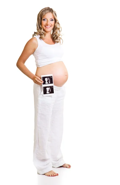 Kobieta trzyma na białym tle obraz USG w ciąży — Zdjęcie stockowe