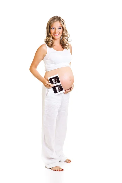 Kobieta trzyma na białym tle obraz USG w ciąży — Zdjęcie stockowe