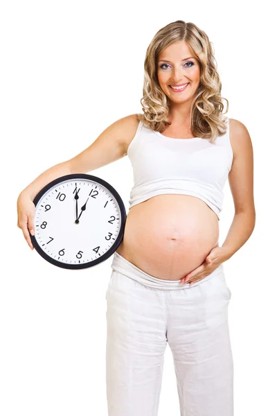 Wanita hamil dengan jam terisolasi di atas putih — Stok Foto