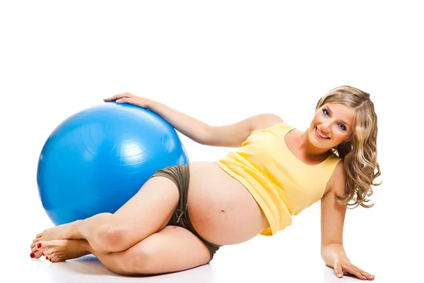 Kobieta w ciąży z piłki gimnastyczne na białym tle — Zdjęcie stockowe