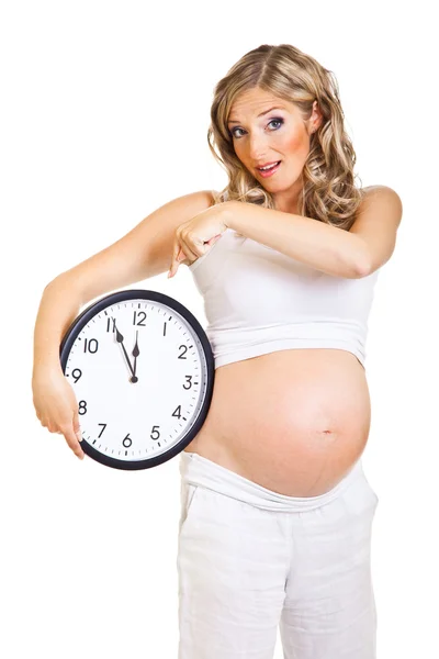 Saati beyaz olan hamile bir kadın. — Stok fotoğraf