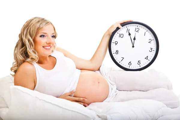 Έγκυος γυναίκα με ρολόι απομονώνονται σε λευκό — Φωτογραφία Αρχείου