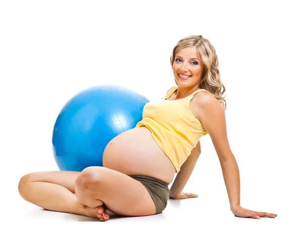 Hamile kadın üzerinde beyaz izole jimnastik topu ile — Stok fotoğraf
