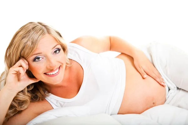 흰색 절연 침대에서 임신한 여자 — 스톡 사진