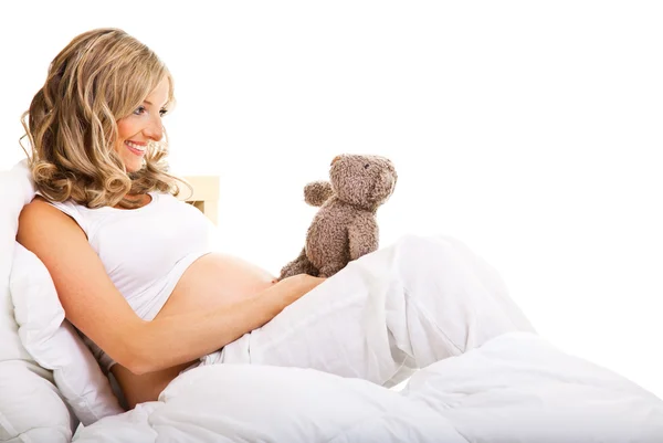 Femme enceinte au lit isolé sur blanc — Photo