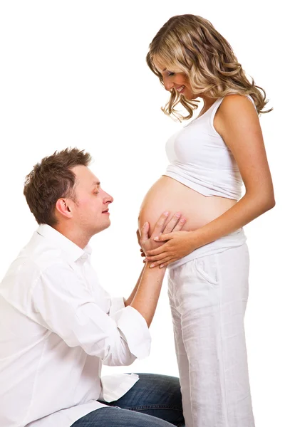 Mulher grávida com homem isolado em branco — Fotografia de Stock