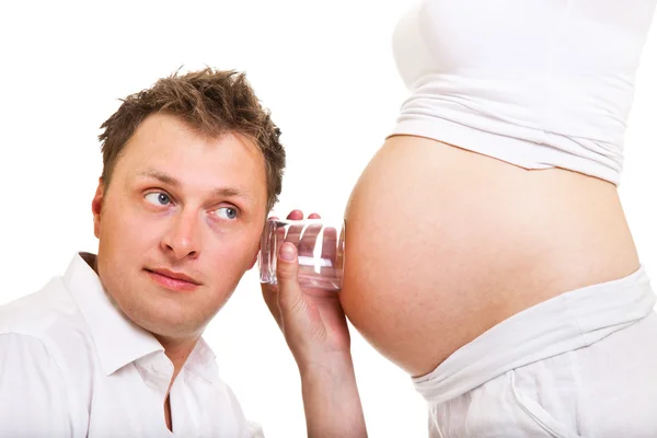 Zwangere vrouw met man geïsoleerd op wit — Stockfoto