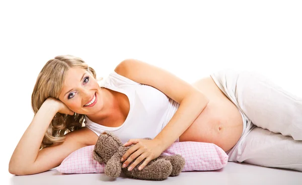 Beyaz izole yatakta hamile kadın — Stok fotoğraf