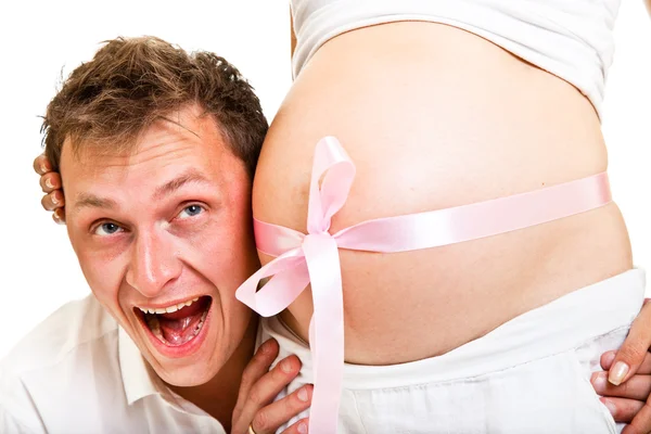 Schwangere Frau mit Mann isoliert auf weiß — Stockfoto