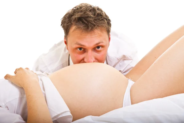Hamile kadın ile adam beyaz izole — Stok fotoğraf