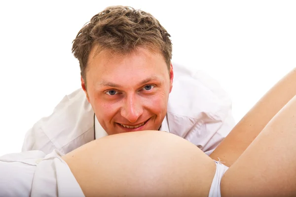 Kobieta w ciąży z mężczyzna na białym tle — Zdjęcie stockowe