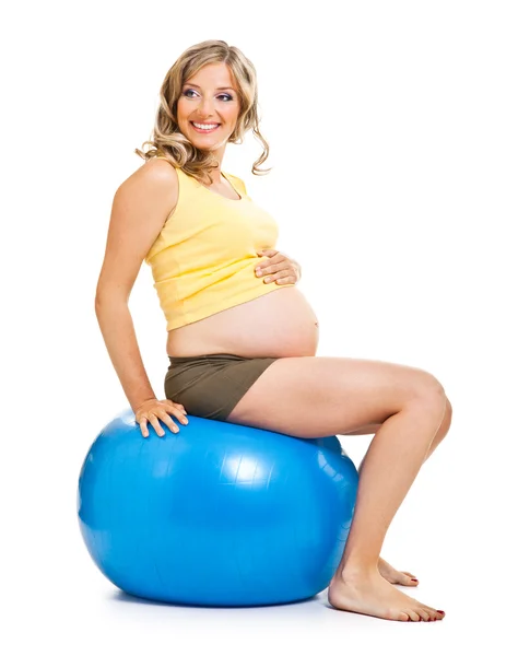 Mujer embarazada con pelota de gimnasia aislada en blanco — Foto de Stock