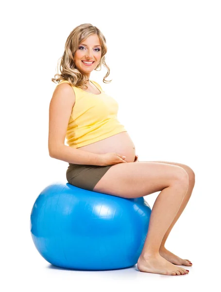 Femeie gravidă cu minge de gimnastică izolată pe alb — Fotografie, imagine de stoc