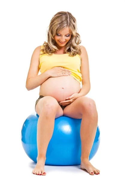 孕妇体操球上白色隔离 — 图库照片