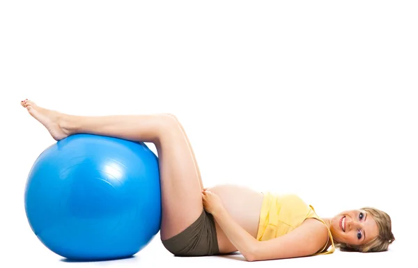 Zwangere vrouw met gymnastiek bal geïsoleerd op wit — Stockfoto