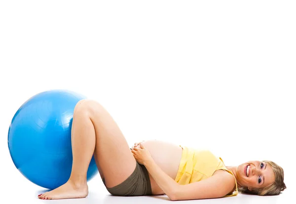 Kobieta w ciąży ćwiczenia z piłką — Zdjęcie stockowe