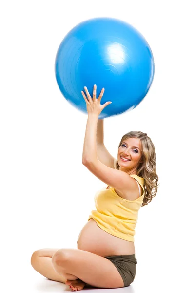 Femme enceinte avec balle gymnastique isolée sur blanc — Photo
