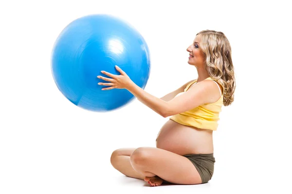 Έγκυος γυναίκα με την μπάλα γυμναστικής που απομονώνονται σε λευκό — Φωτογραφία Αρχείου