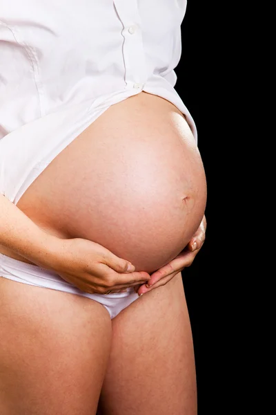 Terhes nő fekete háttér — Stock Fotó