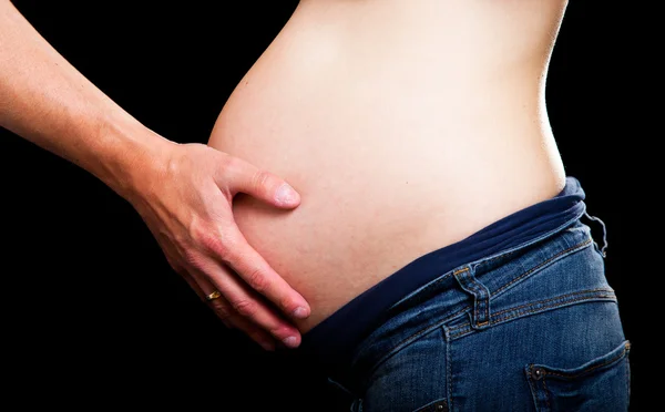 Mulher grávida no fundo preto — Fotografia de Stock