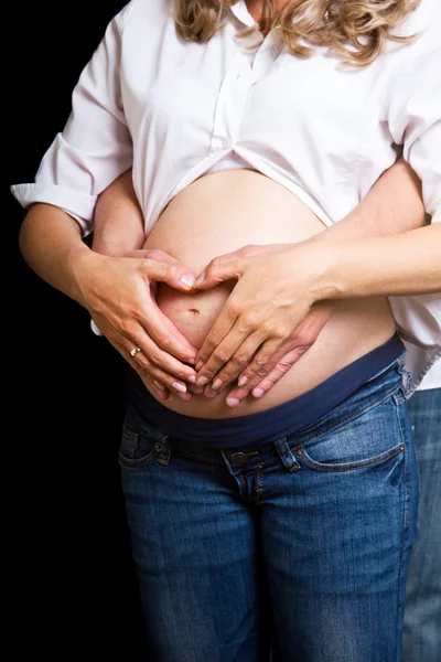 검은 배경에 임신 부부 — 스톡 사진