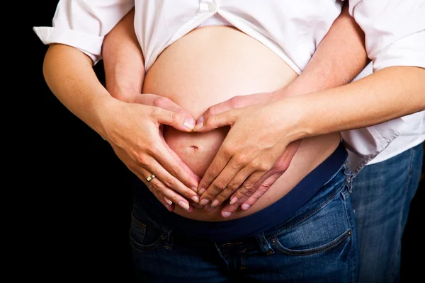 검은 배경에 임신한 여자 — 스톡 사진