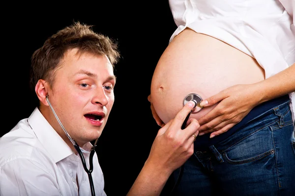 黒の背景に妊娠中のカップル — ストック写真