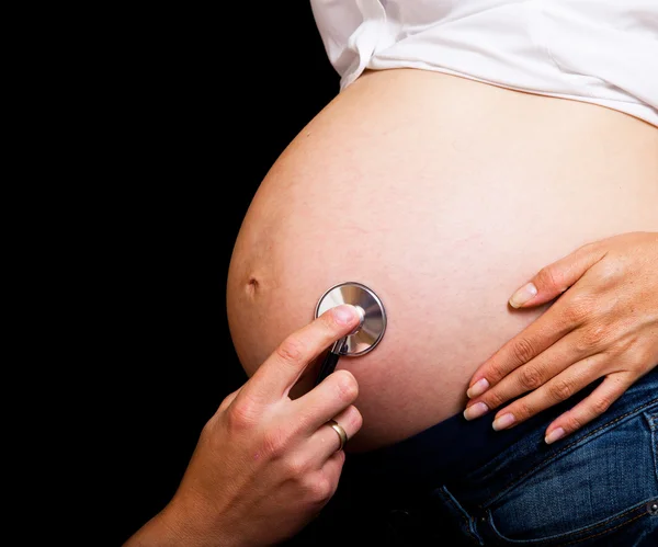 Donna incinta su sfondo nero — Foto Stock